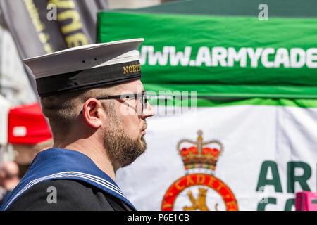 Northampton, Großbritannien Stadtzentrum. 30. Juni 2018, Armed Forces Day Parade. Menschenmassen versammeln, um die Parade zu zusehen, wie sie Marsch durch die Innenstadt. Die Parade (1030) in diesem Jahr ist die RAF Marching Band. Credit: Keith J Smith./Alamy leben Nachrichten Stockfoto