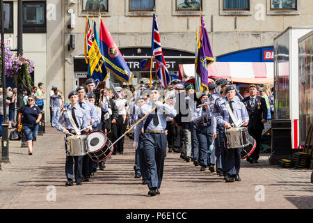 Northampton, Großbritannien Stadtzentrum. 30. Juni 2018, Armed Forces Day Parade. Menschenmassen versammeln, um die Parade zu zusehen, wie sie Marsch durch die Innenstadt. Die Parade (1030) in diesem Jahr ist die RAF Marching Band. Credit: Keith J Smith./Alamy leben Nachrichten Stockfoto