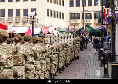 Northampton, Großbritannien Stadtzentrum. 30. Juni 2018, Armed Forces Day Parade. Menschenmassen versammeln, um die Parade zu zusehen, wie sie Marsch durch die Innenstadt. Die Parade (1030) in diesem Jahr ist die RAF Marching Band. Credit: Keith J Smith./Alamy leben Nachrichten Stockfoto