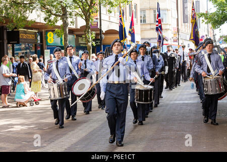 Northampton, Großbritannien Stadtzentrum. 30. Juni 2018, Armed Forces Day Parade. Menschenmassen versammeln, um die Parade zu zusehen, wie sie Marsch durch die Innenstadt. Die Parade (1030) in diesem Jahr ist die RAF Marching Band. Credit: Keith J Smith./Alamy leben Nachrichten Stockfoto