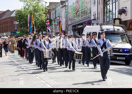 Northampton, Großbritannien Stadtzentrum. 30. Juni 2018, Armed Forces Day Parade. Menschenmassen versammeln, um die Parade zu zusehen, wie sie Marsch durch die Innenstadt. Die Parade (1030) in diesem Jahr ist die RAF Marching Band. Credit: Keith J Smith./Alamy leben Nachrichten Stockfoto