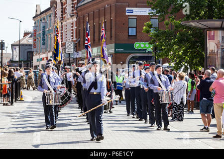 Northampton, Großbritannien Stadtzentrum. 30. Juni 2018, Armed Forces Day Parade. Menschenmassen versammeln, um die Parade zu zusehen, wie sie Marsch durch die Innenstadt. Die Parade (1030) in diesem Jahr ist die RAF Marching Band. Credit: Keith J Smith./Alamy leben Nachrichten Stockfoto