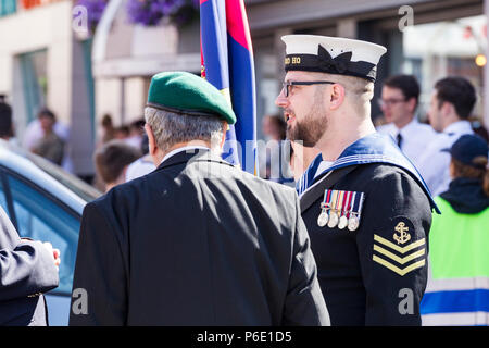 Northampton, Großbritannien Stadtzentrum. 30. Juni 2018, Armed Forces Day Parade. Menschenmassen versammeln, um die Parade zu zusehen, wie sie Marsch durch die Innenstadt. Die Parade (1030) in diesem Jahr ist die RAF Marching Band. Credit: Keith J Smith./Alamy leben Nachrichten Stockfoto