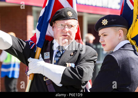 Northampton, Großbritannien Stadtzentrum. 30. Juni 2018, Armed Forces Day Parade. Menschenmassen versammeln, um die Parade zu zusehen, wie sie Marsch durch die Innenstadt. Die Parade (1030) in diesem Jahr ist die RAF Marching Band. Credit: Keith J Smith./Alamy leben Nachrichten Stockfoto