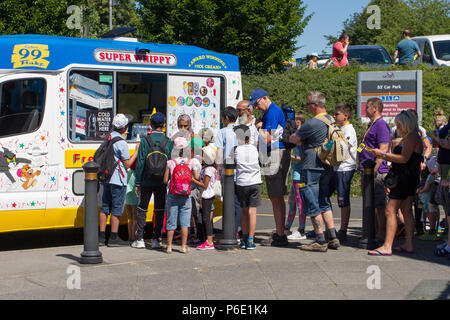 Preston, Lancashire. UK Wetter. 30/06/2018. Massen an der Lancashire Science Festival bilden lange Warteschlangen für icecram und alkoholfreie Getränke. Credit: MediaWorldImagesAlamyLiveNews. Stockfoto