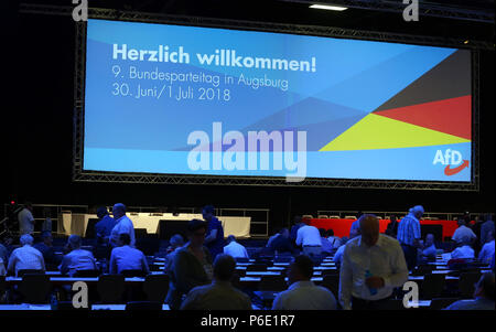 Augsburg, Deutschland. 30. Juni, 2018. Die Delegierten in die Halle zu Beginn der Bundesparteitag der Alternative für Deutschland (AfD). Der Bundesparteitag der AfD findet statt am 30. Juni und 01. Juli auf der Messe in Augsburg. Foto: Karl-Josef Hildenbrand/dpa/Alamy leben Nachrichten Stockfoto