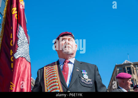 Glasgow, Schottland, Großbritannien. 30. Juni, 2018. Ein männlicher Veteran während der Streitkräfte. Eine Parade durch die Innenstadt von Holland Straße George Square ist durch die Königliche Marine Band geführt und bietet Militär, Kadetten, Jugendorganisationen und Veteran Verbände. Credit: Skully/Alamy leben Nachrichten Stockfoto