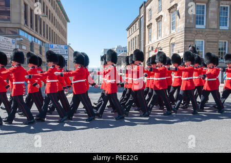 Glasgow, Schottland, Großbritannien. 30. Juni, 2018. Schützt das Tragen der roten Tuniken, schwarze Hose und bärenfellmütze Hüte während der bewaffneten Kräfte Tag marschieren. Eine Parade durch die Innenstadt von Holland Straße George Square ist durch die Königliche Marine Band geführt und bietet Militär, Kadetten, Jugendorganisationen und Veteran Verbände. Credit: Skully/Alamy leben Nachrichten Stockfoto