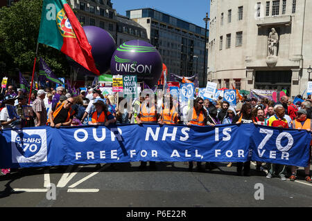 Westminster. London. UK vom 30. Juni 2018 - Tausende von Ärzten, Krankenschwestern, Gesundheit Mitkämpfer, Gewerkschaften, anderen NHS Angestellten und ihre Unterstützer nehmen an der nationalen Feier und Demonstration der Unterstützung des NHS vor seinen 70. Jahrestag. Credit: Dinendra Haria/Alamy leben Nachrichten Stockfoto