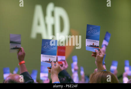 Augsburg, Deutschland. 30. Juni, 2018. Delegiertenversammlung. Der Bundesparteitag der AfD findet statt am 30. Juni und 01. Juli auf der Messe in Augsburg. Foto: Karl-Josef Hildenbrand/dpa/Alamy leben Nachrichten Stockfoto