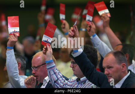 Augsburg, Deutschland. 30. Juni, 2018. Delegiertenversammlung. Der Bundesparteitag der AfD findet statt am 30. Juni und 01. Juli auf der Messe in Augsburg. Foto: Karl-Josef Hildenbrand/dpa/Alamy leben Nachrichten Stockfoto