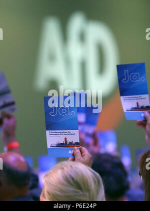 Augsburg, Deutschland. 30. Juni, 2018. Delegiertenversammlung. Der Bundesparteitag der AfD findet statt am 30. Juni und 01. Juli auf der Messe in Augsburg. Foto: Karl-Josef Hildenbrand/dpa/Alamy leben Nachrichten Stockfoto