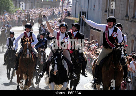 Galashiels, Schottland, UK, 30. Juni: Braw Lads' Day 2018 (Braw Jungs Sammeln) Reiter und Reiterinnen mit ihren Pferden reiten bis der Stadt Straße während der Braw Jungs Sammeln jährliches Festival, Teil der Schottischen gemeinsamen Reiten Saison, am 30. Juni 2018 in Galashiels, Kredit: Rob Grau/Alamy leben Nachrichten Stockfoto