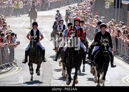 Galashiels, Schottland, UK, 30. Juni: Braw Lads' Day 2018 (Braw Jungs Sammeln) Reiter und Reiterinnen mit ihren Pferden reiten bis der Stadt Straße während der Braw Jungs Sammeln jährliches Festival, Teil der Schottischen gemeinsamen Reiten Saison, am 30. Juni 2018 in Galashiels, Kredit: Rob Grau/Alamy leben Nachrichten Stockfoto