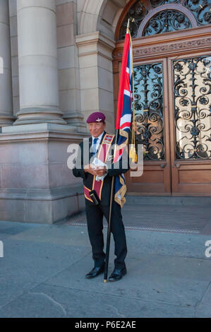 Glasgow, Schottland, Großbritannien. 30. Juni, 2018. Ein männlicher Veteran während der Streitkräfte. Eine Parade durch die Innenstadt von Holland Straße George Square ist durch die Königliche Marine Band geführt und bietet Militär, Kadetten, Jugendorganisationen und Veteran Verbände. Credit: Skully/Alamy leben Nachrichten Stockfoto