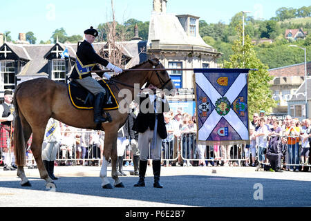 Galashiels, Schottland, UK, 30. Juni: Braw Lads' Day 2018 (Braw Jungs Sammeln) Braw Kop Greg Kelly am Kriegerdenkmal in der Braw Jungs Sammeln jährliches Festival, Teil der Schottischen gemeinsamen Reiten Saison, am 30. Juni 2018 in Galashiels, der 82Nd Reiten der Marken seit seiner Gründung im Jahr 1930: Rob Grau/Alamy leben Nachrichten Stockfoto