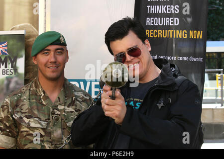 Manchester, UK, 30. Juni 2018. Armee Rekrutierung, Leute haben Hände auf Waffen während der Feierlichkeiten der Streitkräfte der Tag, an dem das Publikum die Gelegenheit erhalten, an die Mitglieder der Streitkräfte zu treffen und mit ihnen sprechen über die Arbeit, die Sie tun, St Peters Square, Manchester, 30. Juni, 2018 (C) Barbara Cook/Alamy leben Nachrichten Stockfoto
