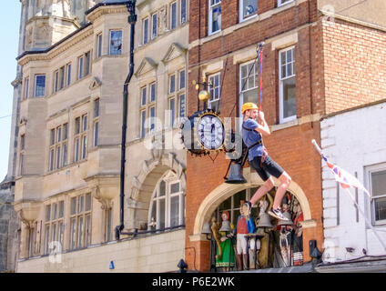 Gloucester, Großbritannien, 30. Juni 2018. Ein zip-Kabel wurde errichtet in Gloucester City Center, Es ist ca. 1100 m lang entlang Northgate und Southgate Straßen. Für zwei Tage den Nervenkitzel suchen Sie ein Luftbild des historischen Gloucester genießen, wie es früher bei 40 mph vergrößert. © JMF-News/Alamy leben Nachrichten Stockfoto