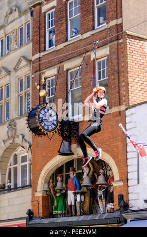 Gloucester, Großbritannien, 30. Juni 2018. Ein zip-Kabel wurde errichtet in Gloucester City Center, Es ist ca. 1100 m lang entlang Northgate und Southgate Straßen. Für zwei Tage den Nervenkitzel suchen Sie ein Luftbild des historischen Gloucester genießen, wie es früher bei 40 mph vergrößert. © JMF-News/Alamy leben Nachrichten Stockfoto