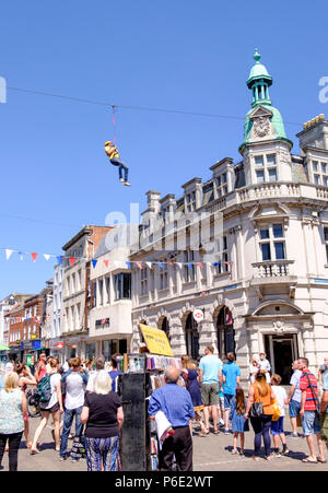 Gloucester, Großbritannien, 30. Juni 2018. Ein zip-Kabel wurde errichtet in Gloucester City Center, Es ist ca. 1100 m lang entlang Northgate und Southgate Straßen. Für zwei Tage den Nervenkitzel suchen Sie ein Luftbild des historischen Gloucester genießen, wie es früher bei 40 mph vergrößert. © JMF-News/Alamy leben Nachrichten Stockfoto