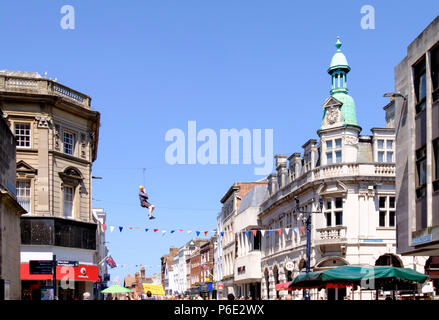 Gloucester, Großbritannien, 30. Juni 2018. Ein zip-Kabel wurde errichtet in Gloucester City Center, Es ist ca. 1100 m lang entlang Northgate und Southgate Straßen. Für zwei Tage den Nervenkitzel suchen Sie ein Luftbild des historischen Gloucester genießen, wie es früher bei 40 mph vergrößert. © JMF-News/Alamy leben Nachrichten Stockfoto