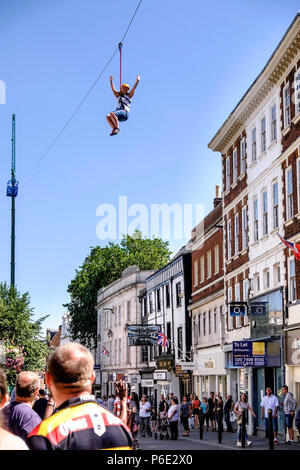 Gloucester, Großbritannien, 30. Juni 2018. Ein zip-Kabel wurde errichtet in Gloucester City Center, Es ist ca. 1100 m lang entlang Northgate und Southgate Straßen. Für zwei Tage den Nervenkitzel suchen Sie ein Luftbild des historischen Gloucester genießen, wie es früher bei 40 mph vergrößert. © JMF-News/Alamy leben Nachrichten Stockfoto