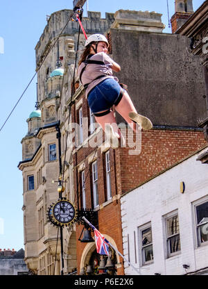 Gloucester, Großbritannien, 30. Juni 2018. Ein zip-Kabel wurde errichtet in Gloucester City Center, Es ist ca. 1100 m lang entlang Northgate und Southgate Straßen. Für zwei Tage den Nervenkitzel suchen Sie ein Luftbild des historischen Gloucester genießen, wie es früher bei 40 mph vergrößert. © JMF-News/Alamy leben Nachrichten Stockfoto