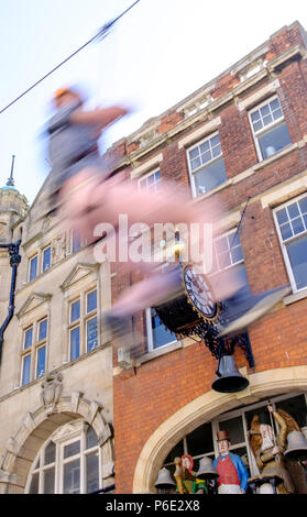 Gloucester, Großbritannien, 30. Juni 2018. Ein zip-Kabel wurde errichtet in Gloucester City Center, Es ist ca. 1100 m lang entlang Northgate und Southgate Straßen. Für zwei Tage den Nervenkitzel suchen Sie ein Luftbild des historischen Gloucester genießen, wie es früher bei 40 mph vergrößert. © JMF-News/Alamy leben Nachrichten Stockfoto