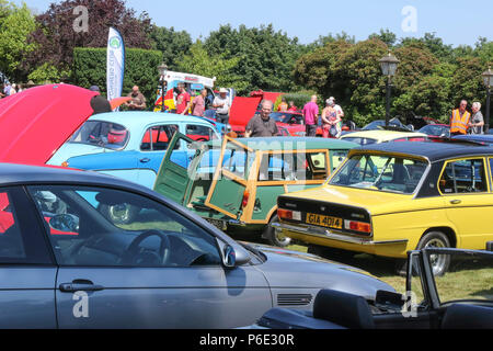 Brownlow House, Lurgan, Nordirland. 30. Juni 2018. UK Wetter - ein Sommer 'Klassiker' wie die Burg Classic Club seine jährliche Oldtimer Rallye hält. Während kühler als in den letzten Tagen wegen einer erhöhten Breeze Nordirland bleibt in einer Hitzewelle aber das tolle Wetter ermöglicht den Besuchern einige klassische Fahrzeuge an ihrem besten zu sehen. Quelle: David Hunter/Alamy Leben Nachrichten. Stockfoto