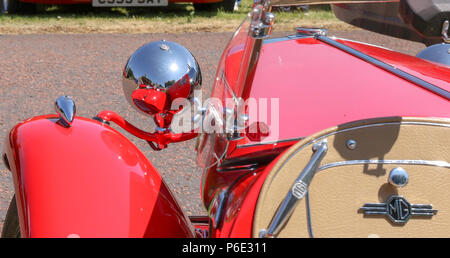 Brownlow House, Lurgan, Nordirland. 30. Juni 2018. UK Wetter - ein Sommer 'Klassiker' wie die Burg Classic Club seine jährliche Oldtimer Rallye hält. Während kühler als in den letzten Tagen wegen einer erhöhten Breeze Nordirland bleibt in einer Hitzewelle aber das tolle Wetter ermöglicht den Besuchern einige klassische Fahrzeuge an ihrem besten zu sehen. Quelle: David Hunter/Alamy Leben Nachrichten. Stockfoto