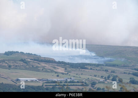 Rivington Pike, UK, 30. Juni 2018. Diese Aufnahme zeigt ein näherer Blick auf die brennende Gras mit einem Bauernhaus im Vordergrund. Credit: Ruaux/Alamy leben Nachrichten Stockfoto