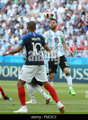 (180630) - KASAN, 30. Juni 2018 (Xinhua) - Lionel Messi (R) von Argentinien konkurriert während der 2018 FIFA World Cup Runde 16 Match zwischen Frankreich und Argentinien in Kasan, Russland, 30. Juni 2018. (Xinhua / Li Ming) Stockfoto