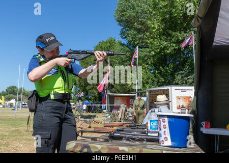 Warrington, Großbritannien, 30. Juni 2018 - Bewunderer Crosfields Rugby Rugby League Football Club Boden war die Bühne für die jährliche Streitkräfte Tag in Warrington. Quelle: John Hopkins/Alamy Live News Credit: John Hopkins/Alamy leben Nachrichten Stockfoto