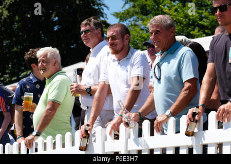 Newport, Wales, Celebrity Cup Golfturnier - Celtic Manor, Newport, Wales, Großbritannien - Samstag, 30. Juni 2018 - Golffans genießen die Sonne und das heiße Wetter neben dem 9. Loch beim Celebrity Cup Golf, während die lokalen Temperaturen 28 Grad erreichen - Foto Steven May / Alamy Live News Stockfoto