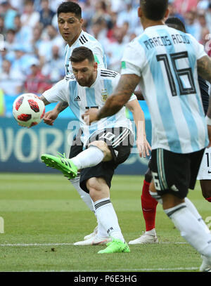 (180630) - KASAN, 30. Juni 2018 (Xinhua) - Lionel Messi (C) der Argentinien konkurriert während der 2018 FIFA World Cup Runde 16 Match zwischen Frankreich und Argentinien in Kasan, Russland, 30. Juni 2018. (Xinhua / Li Ming) Stockfoto