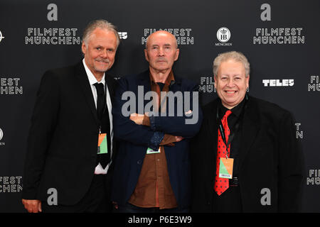 München, Deutschland. 28 Juni, 2018. Die FIPRESCI-Jury Jan Storo (L-R) Andrzej Folger und Peter Krausz auf dem roten Teppich bei der Eröffnung des Filmfest München 2018 im Mathaeser Kino Kino, vor dem Screening der Öffnung Film 'Mackie Messer - Brechts Dreigroschenfilm". Credit: Felix Hörhager/dpa/Alamy leben Nachrichten Stockfoto