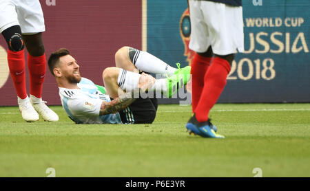 (180630) - KASAN, 30. Juni 2018 (Xinhua) - Lionel Messi von Argentinien fällt auf die Tonhöhe während der 2018 FIFA World Cup Runde 16 Match zwischen Frankreich und Argentinien in Kasan, Russland, 30. Juni 2018. (Xinhua/Li Ga) Stockfoto