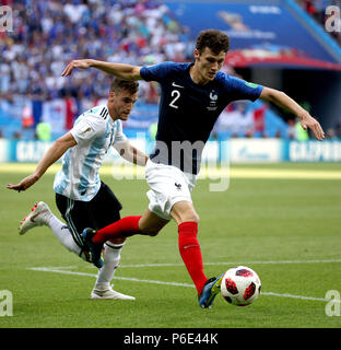 (180630) - KASAN, 30. Juni 2018 (Xinhua) - Benjamin Pavard (R) von Frankreich konkurriert während der 2018 FIFA World Cup Runde 16 Match zwischen Frankreich und Argentinien in Kasan, Russland, 30. Juni 2018. (Xinhua / Li Ming) Stockfoto