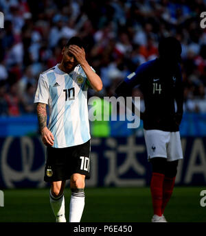 (180630) - KASAN, 30. Juni 2018 (Xinhua) - Lionel Messi von Argentinien reagiert während der 2018 FIFA World Cup Runde 16 Match zwischen Frankreich und Argentinien in Kasan, Russland, 30. Juni 2018. (Xinhua/Li Ga) Stockfoto