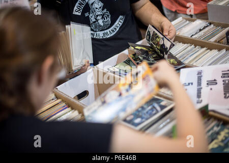 Stuttgart, Deutschland. 30. Juni, 2018. Besucher auf der Suche nach Comics während des ersten Tages des Pop Kultur Messe "Comic Con Deutschland" auf der Messe Stuttgart. Die Messe findet vom 30. Juni bis 01. Juli. Credit: Sebastian Gollnow/dpa/Alamy Leben Nachrichten Quelle: dpa Picture alliance/Alamy leben Nachrichten Stockfoto