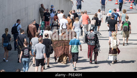 Stuttgart, Deutschland. 30. Juni, 2018. Besucher zu Fuß zum Eingang während des ersten Tages des Pop Kultur Messe "Comic Con Deutschland" auf der Messe Stuttgart. Die Messe findet vom 30. Juni bis 01. Juli. Credit: Sebastian Gollnow/dpa/Alamy Leben Nachrichten Quelle: dpa Picture alliance/Alamy leben Nachrichten Stockfoto