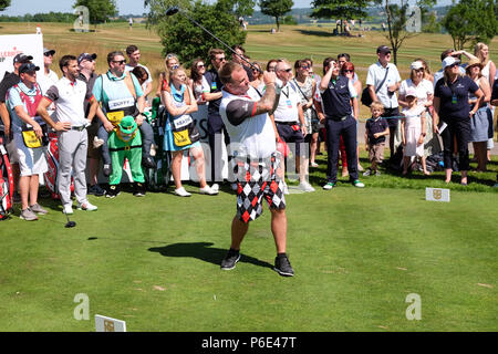 Celebrity Cup Golf Celtic Manor, Newport, Wales, Juni 2018 - Juni 2018 - Scott Quinnell ehemalige Welsh Rugby player T-Stücke weg an die sechste Bohrung durch eine grosse Menge an Zuschauern - Foto Steven Mai/Alamy Leben Nachrichten aufgepaßt Stockfoto