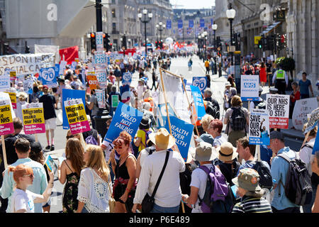 London, Großbritannien. 30. Juni 2018. NHS 70 Geburtstag März Kredit: Kevin Frost-/Alamy leben Nachrichten Stockfoto