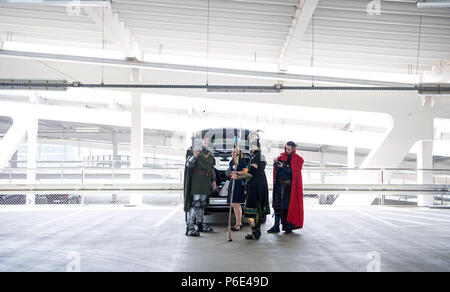 Stuttgart, Deutschland. 30. Juni, 2018. Cosplayer Vorbereitung ihre Kostüme während des ersten Tages des Pop Kultur Messe "Comic Con Deutschland" auf der Messe Stuttgart. Die Messe findet vom 30. Juni bis 01. Juli. Credit: Sebastian Gollnow/dpa/Alamy Leben Nachrichten Quelle: dpa Picture alliance/Alamy leben Nachrichten Stockfoto