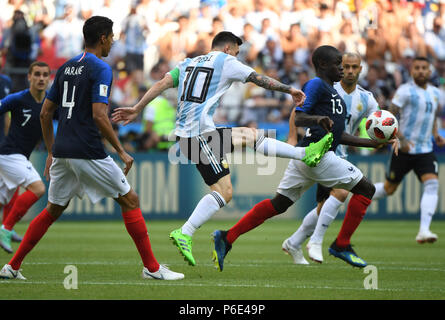 (180630) - KASAN, 30. Juni 2018 (Xinhua) - Lionel Messi (C) der Argentinien schießt während der 2018 FIFA World Cup Runde 16 Match zwischen Frankreich und Argentinien in Kasan, Russland, 30. Juni 2018. (Xinhua/Li Ga) Stockfoto