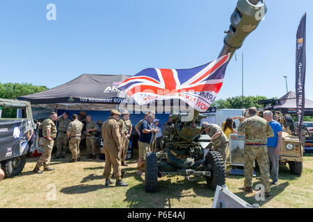 Warrington, Großbritannien, 30. Juni 2018 - Bewunderer Crosfields Rugby Rugby League Football Club Boden war die Bühne für die jährliche Streitkräfte Tag in Warrington. Dies war der 9. jährlichen Tom Sephton Memorial Trophy Festival, wo verschiedene Gruppen, Notdienste und Rugby Organisationen und karitative Einrichtungen interessante und ansprechende Aktivitäten, die das Festival Atmosphäre der Veranstaltung hinzugefügt werden Stockfoto