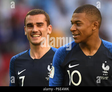 Kasan, Russland. 30. Juni, 2018. Fußball-Weltmeisterschaft, Frankreich vs Argentinien an der Kasaner Arena. Kylian Mbappe (r) von Frankreich feiert, nachdem das Ziel für das 3:2 mit Antoine Griezmann. Credit: Cezaro De Luca/dpa/Alamy leben Nachrichten Stockfoto