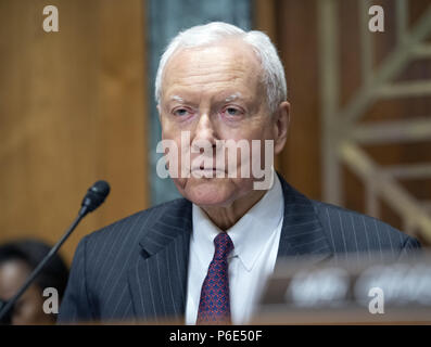 Washington, District of Columbia, USA. 28 Juni, 2018. United States Senator Orrin Hatch (Republikaner von Utah), Vorsitzender, US Senatsausschuss für Finanzen, macht Eröffnungsrede vor der Anhörung Zeugnis von Charles S. Rettig auf seine Nominierung Kommissar der Finanzbehörde (IRS) auf dem Capitol Hill in Washington, DC am Donnerstag, 28. Juni 2018. Senator Hatch dient auch als Präsident pro tempore des Senats. Credit: Ron Sachs/CNP Credit: Ron Sachs/CNP/ZUMA Draht/Alamy leben Nachrichten Stockfoto