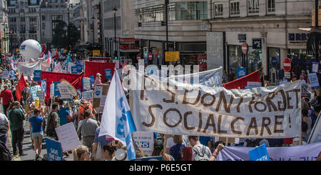 London, Großbritannien. 30 Juni, 2018. Ein großes Banner in der Masse lautet "P.S. Nicht soziale Betreuung" vergessen. Mit dem NHS 70 Jahre alt in diesem Jahr Tausende marschierten durch die Innenstadt von London in einer nationalen Rallye Support für die Dienstleistung zu zeigen und mehr Geld von der Regierung zu fordern. David Rowe/Alamy leben Nachrichten Stockfoto