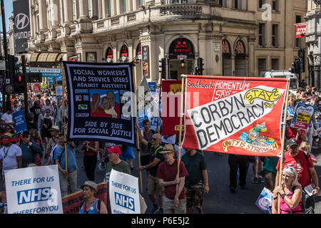 London, Großbritannien. 30 Juni, 2018. Mit dem NHS 70 Jahre alt in diesem Jahr Tausende marschierten durch die Innenstadt von London in einer nationalen Rallye Support für die Dienstleistung zu zeigen und mehr Geld von der Regierung zu fordern. David Rowe/Alamy leben Nachrichten Stockfoto